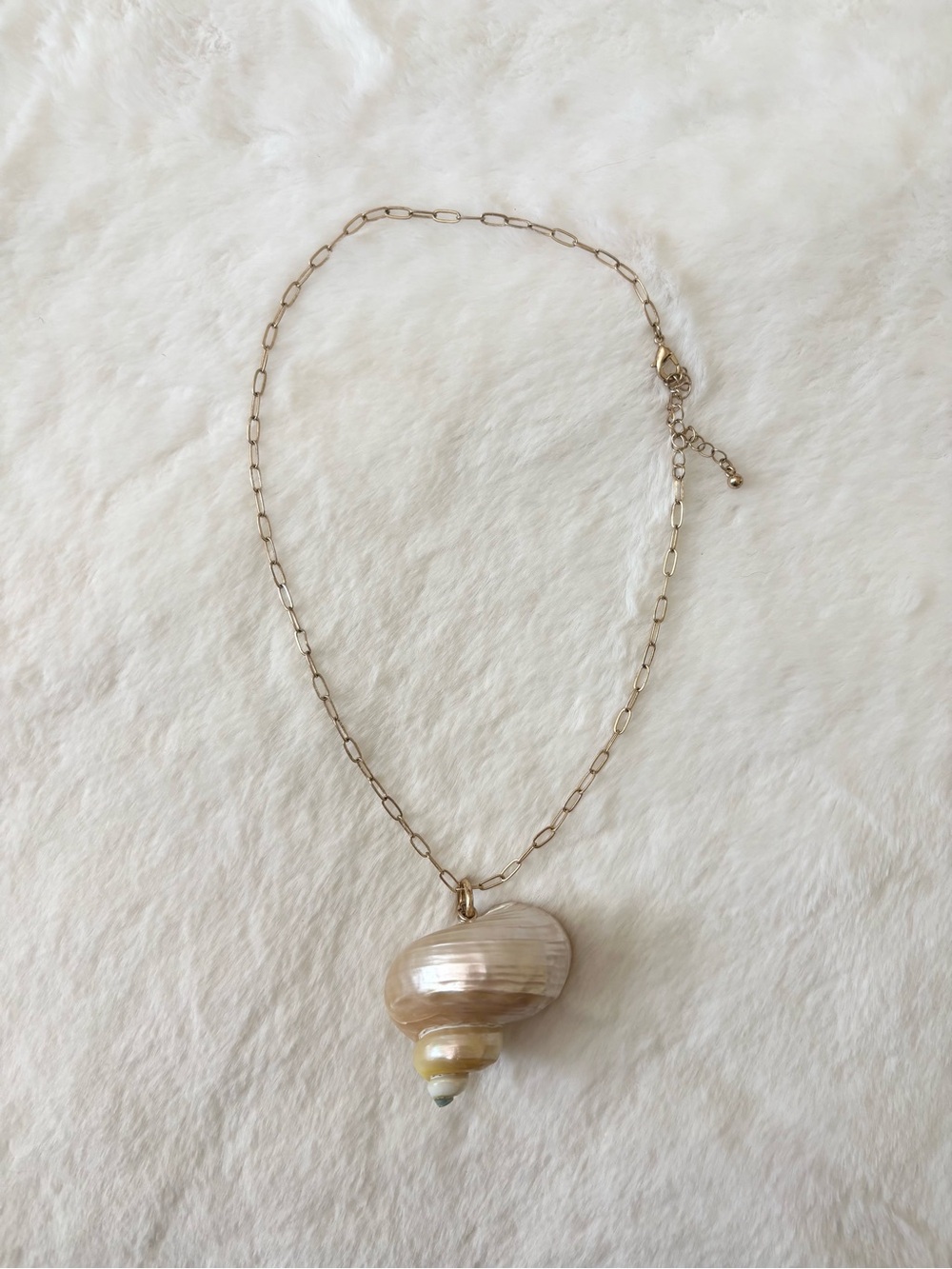 5/$15 🩷 MUST BUNDLE Delicate Cream Shell Pendant Necklace with Gold Chain - Picture 5 of 9
